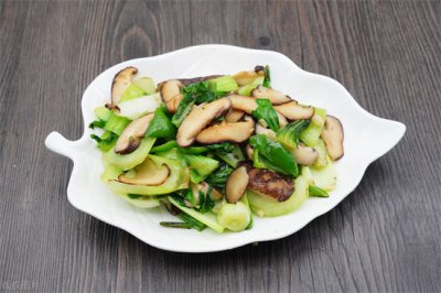 ​香菇油菜怎么炒才好吃？这样做，营养鲜香口感爽脆，比牛奶还补钙的家常菜，简