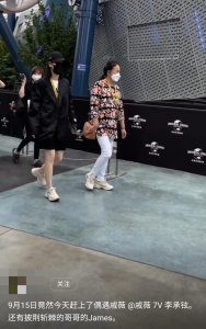 ​戚薇李承铉一家罕见同框，全家一身黑游环球影城，女儿长高了不少