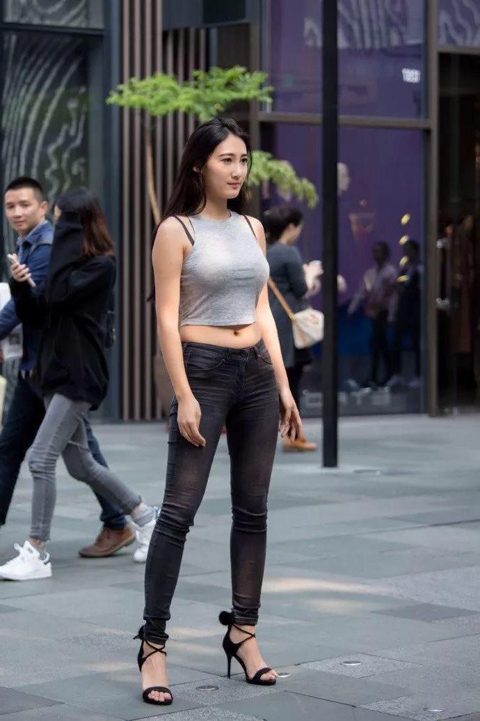 街拍: 黑色牛仔裤模特级妹子, 傲人的上围好身材就想秀出来!