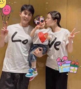 ​杜淳夫妇庆祝女儿三岁生日，全家福曝光，3岁小蛋饺长相独特，颜值超高