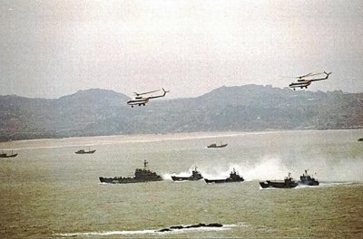 ​96年台海军演，坦克拉上渔船对抗航母，战士们集体剃光头写遗书