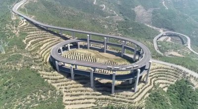 ​山西太原的天龙山公路，垂直高差可达350米，全长仅30多公里