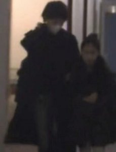 ​马伊琍陪7岁小女儿上舞蹈课 耐心为女儿梳妆打扮