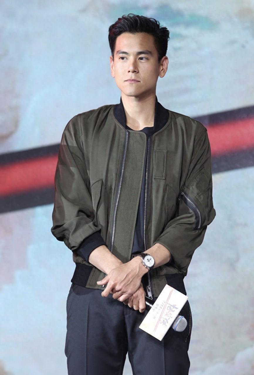 健身男孩彭于晏，浓眉大眼，穿上西服帅气十足