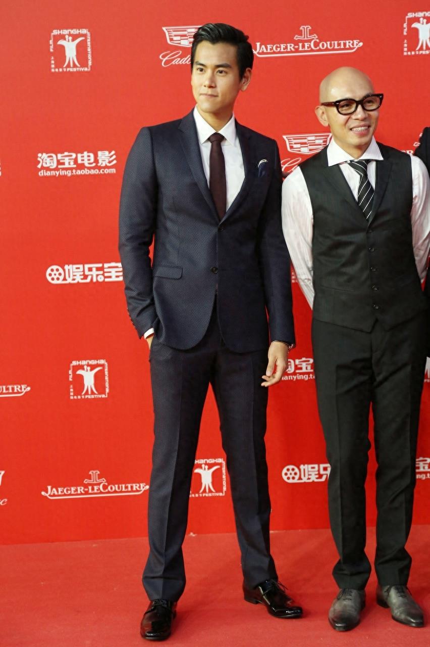 健身男孩彭于晏，浓眉大眼，穿上西服帅气十足