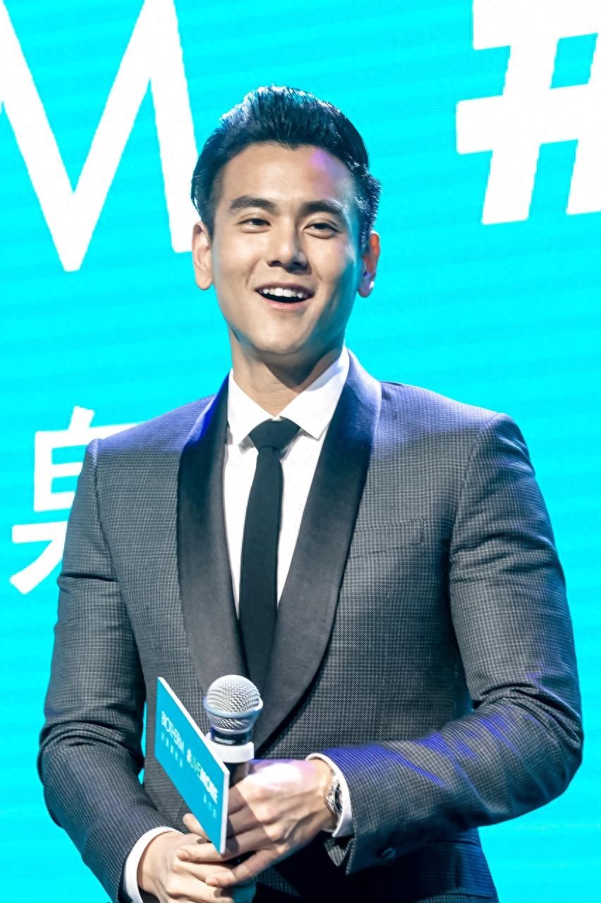 健身男孩彭于晏，浓眉大眼，穿上西服帅气十足
