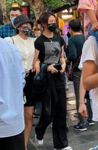 ​章子怡带继女逛街，1
