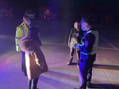 ​心大！四川一粗心丈夫将妻子落在服务区，夫妻俩徒步高速寻找对方