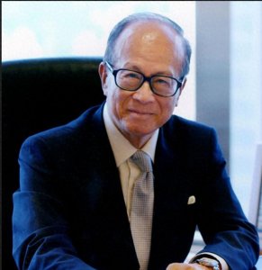 ​李兆基和李嘉诚有什么关系？关系不小。看他儿子的名字就明白了