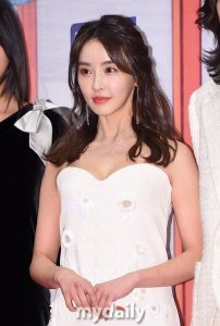 ​韩国女艺人郑裕美将携手韩石圭出演JTBC新剧《直到天明》