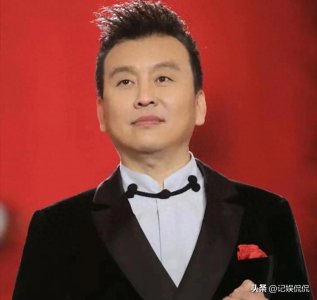 ​主持人张泽群晒近照，60岁已退休养老，发福到认不出，儿子才5岁