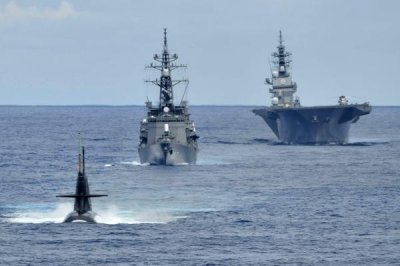 ​日本最大“准航母”现身南海，还带潜艇进行反潜演练