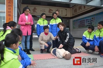 ​梦想基金捐献特教孩子 杭州网红旗袍医生陈易馨飞抵荣县献爱心