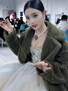 ​林允惊艳登场！裙子意外崩裂，她自己缝上的秘密揭晓！