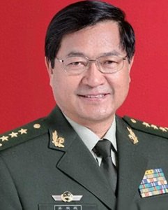 ​他当了十年的武警司令员，45岁少将，59岁升上将，退休后爱下