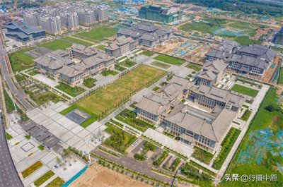 ​这里是河南大学郑州校区！龙子湖北侧，传统中式校园风格大气