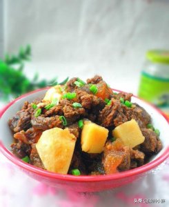 ​土豆烧牛肉，简单几步就能做出不一样的味道，经典家常菜真香