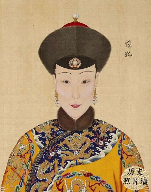 乾隆皇帝与嫔妃们的真实画像：图2是富察皇后，图4是魏璎珞原型