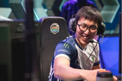 ​大师兄恋情公布！新女友也是亚洲人？Faker:都看我干嘛？