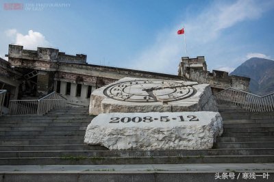 ​四川汶川特大地震漩口中学遗址，10年前被墙体压扁的桌椅仍在教室