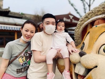 ​丁俊晖晒一家三口合照！富二代妻子美艳动人，35岁任要职资产过亿