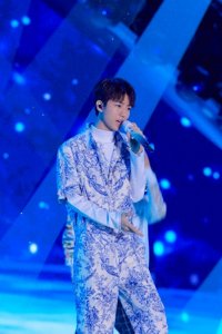 TFBOYS王源王俊凯易烊千玺三人穿西装同框合照，王俊凯的身高赢了
