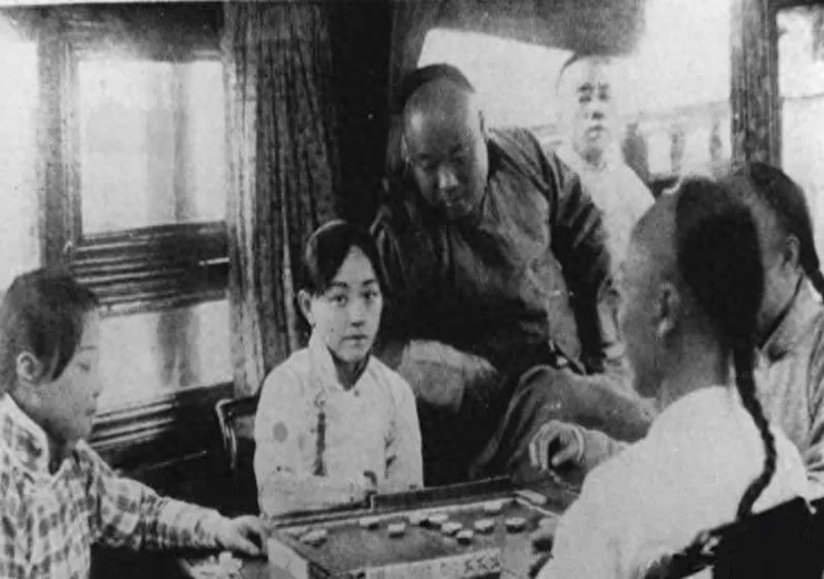 清朝青楼女子照：图七是一代名妓结局可悲，图八女子陪富商打麻将