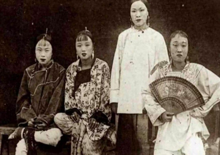 清朝青楼女子照：图七是一代名妓结局可悲，图八女子陪富商打麻将