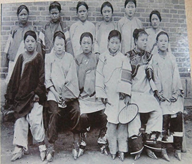 清朝青楼女子照：图七是一代名妓结局可悲，图八女子陪富商打麻将
