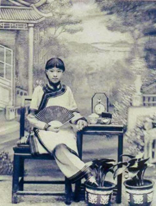 清朝青楼女子照：图七是一代名妓结局可悲，图八女子陪富商打麻将