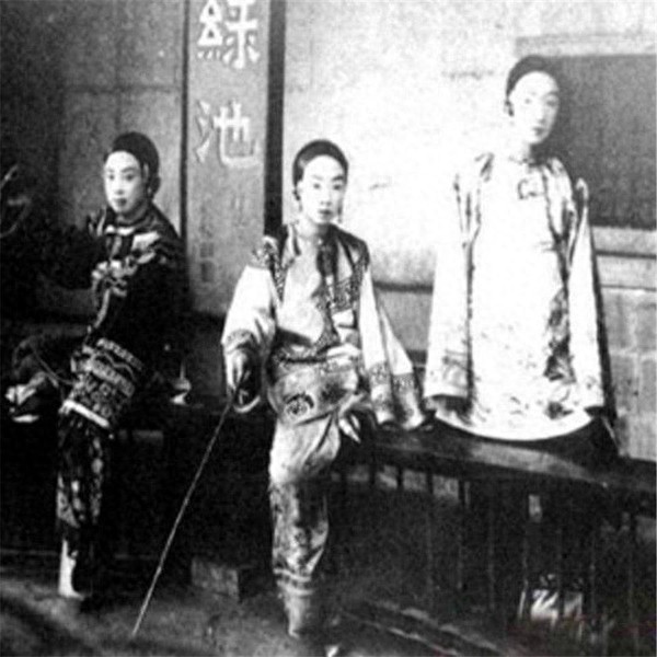 清朝青楼女子照：图七是一代名妓结局可悲，图八女子陪富商打麻将