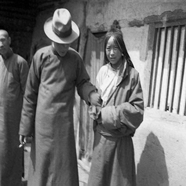 清朝青楼女子照：图七是一代名妓结局可悲，图八女子陪富商打麻将