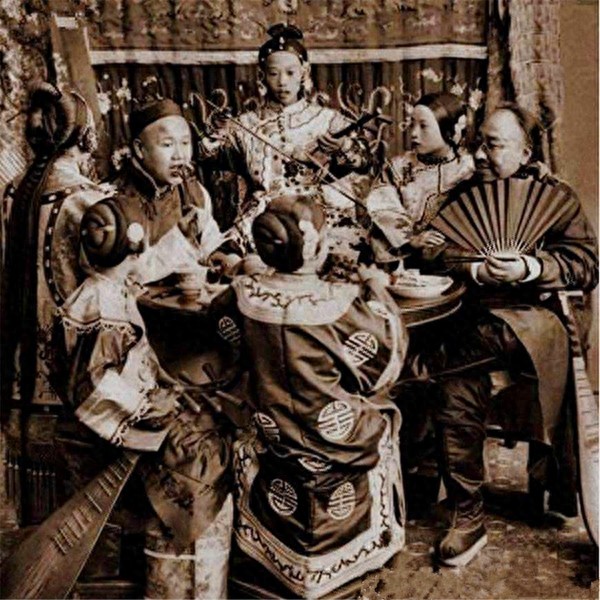清朝青楼女子照：图七是一代名妓结局可悲，图八女子陪富商打麻将