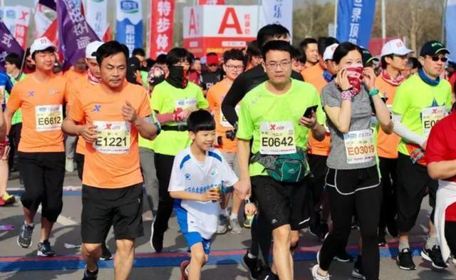 花样跑友团齐上阵！2025郑开马拉松带你跑进最暖春天