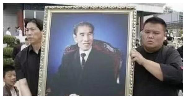 他是德云社背景最强大的弟子，曾经养过大象，如今主攻“捧哏”。