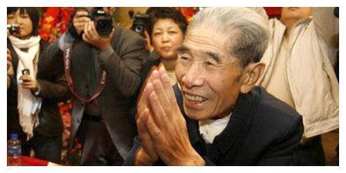 他是德云社背景最强大的弟子，曾经养过大象，如今主攻“捧哏”。