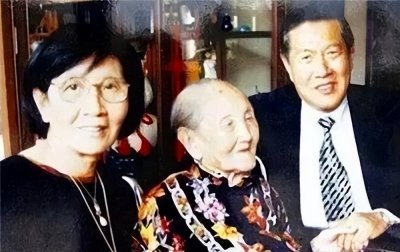 ​她19岁嫁人，活到了10