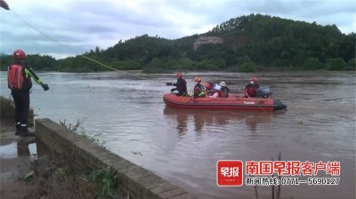 ​防城港13名游客组团露营