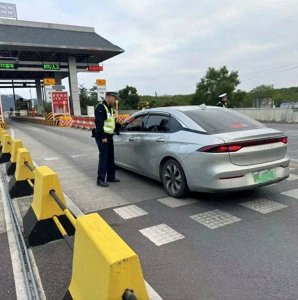​深圳交警全力开展冬季