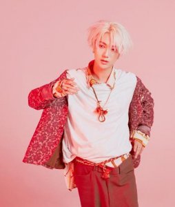 高英旭“骚扰”具荷拉,SJ艺声不顾前后辈关系,当场撕毁名片