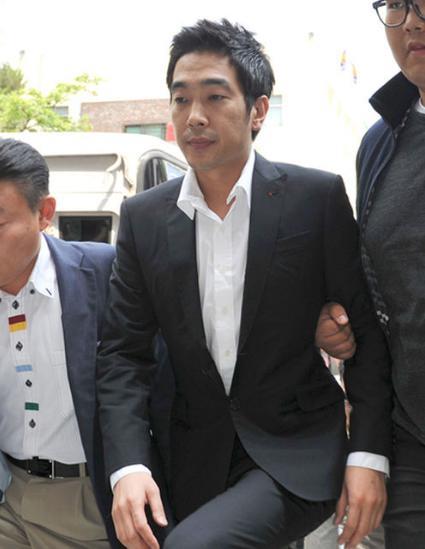 高英旭“骚扰”具荷拉,SJ艺声不顾前后辈关系,当场撕毁名片