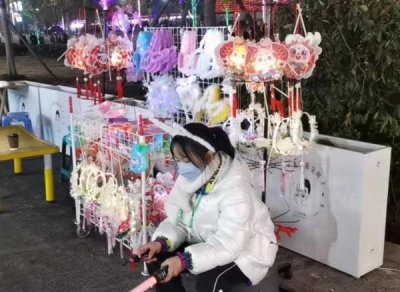 ​11岁女孩寒假摆摊，半个