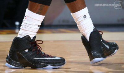​满状态应对比赛！詹姆斯第二战上脚Nike LeBron 13 Elite“Black“