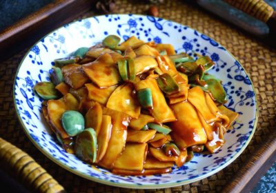 ​腊八蒜和杏鲍菇是绝配，腊月要常吃，简单一做，好吃到汤汁都不剩