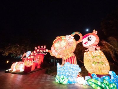 ​广州越秀公园设置多组花灯 市民赏灯过中秋