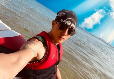 ​吴尊晒海边全家度假合照 11岁女儿身材高挑长腿吸睛