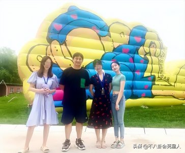 ​16岁黄多多身高接近1米7，皮肤白皙气质好，如今越来越美