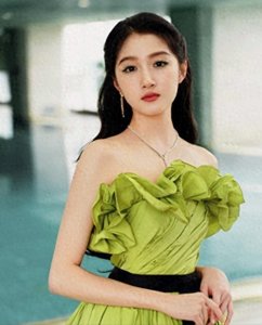 ​隐瞒了23年！关晓彤的父亲原来是他，难怪她在京圈游刃有余