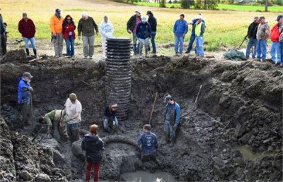 ​道路施工挖出巨大硬物引来专家，鉴定其是一件非常珍贵的宝物