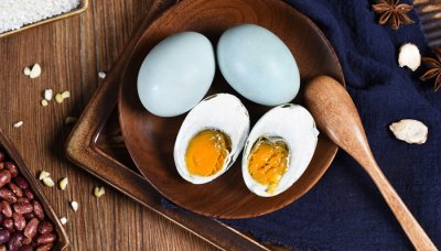 ​咸鸭蛋水腌和干腌的区别